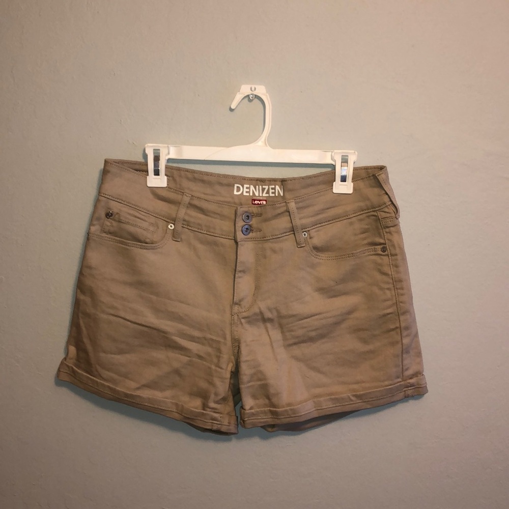 Tan Levi’s mid/ high rise jean shorts